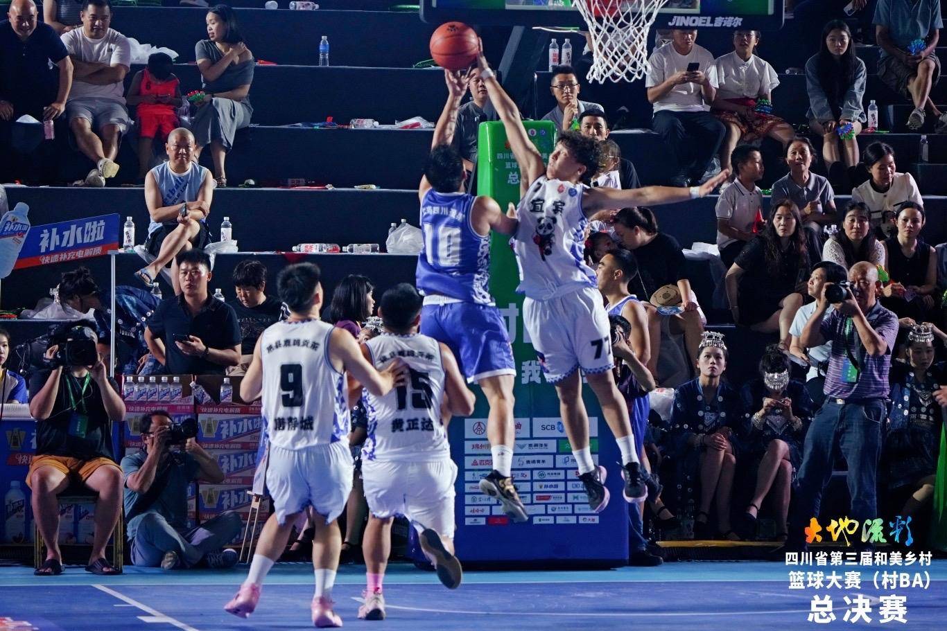 篮球场上的豪门对决吸引了全国观众的关注