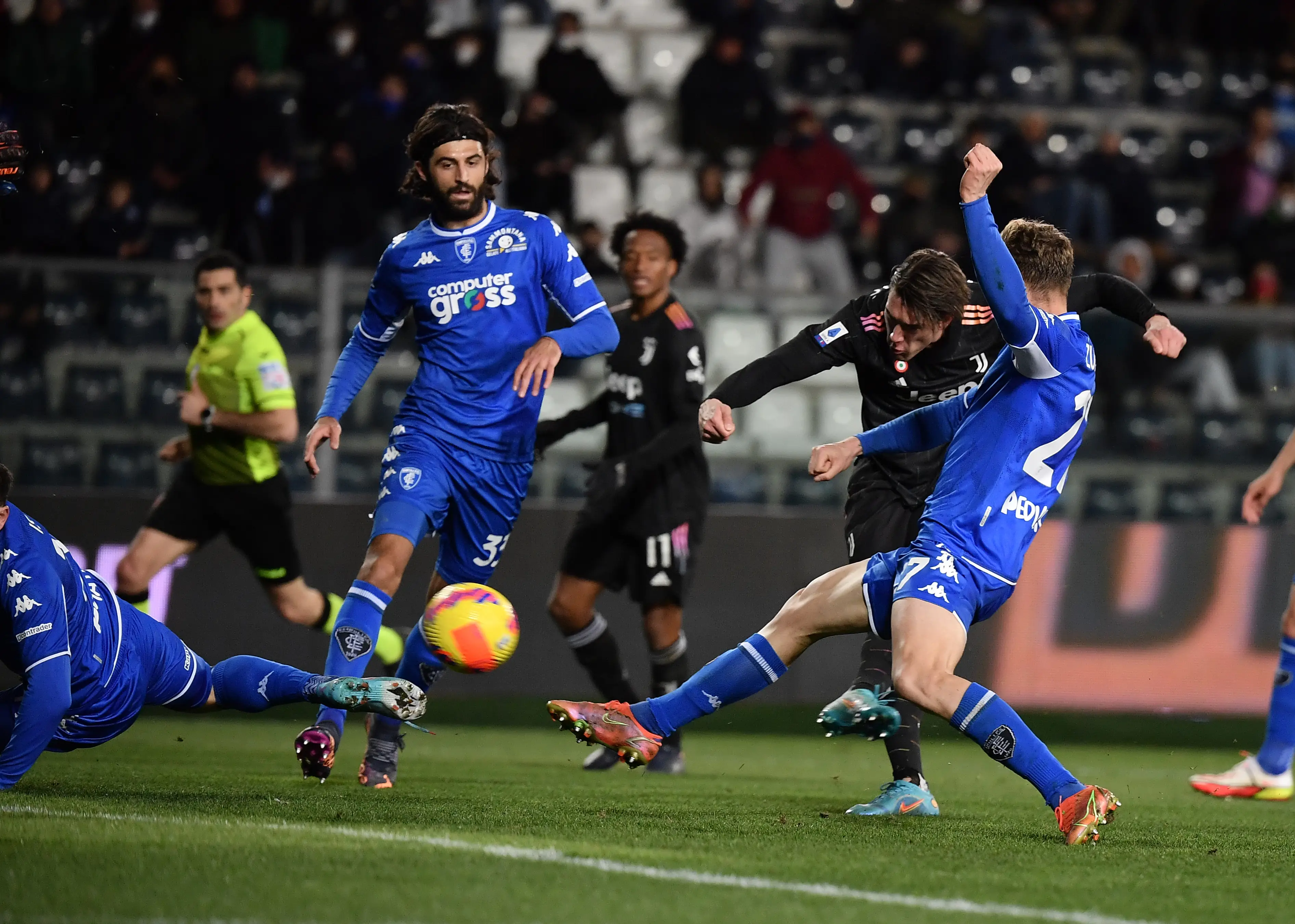 包含意甲赛场狂欢不止，球队斗志昭然的词条