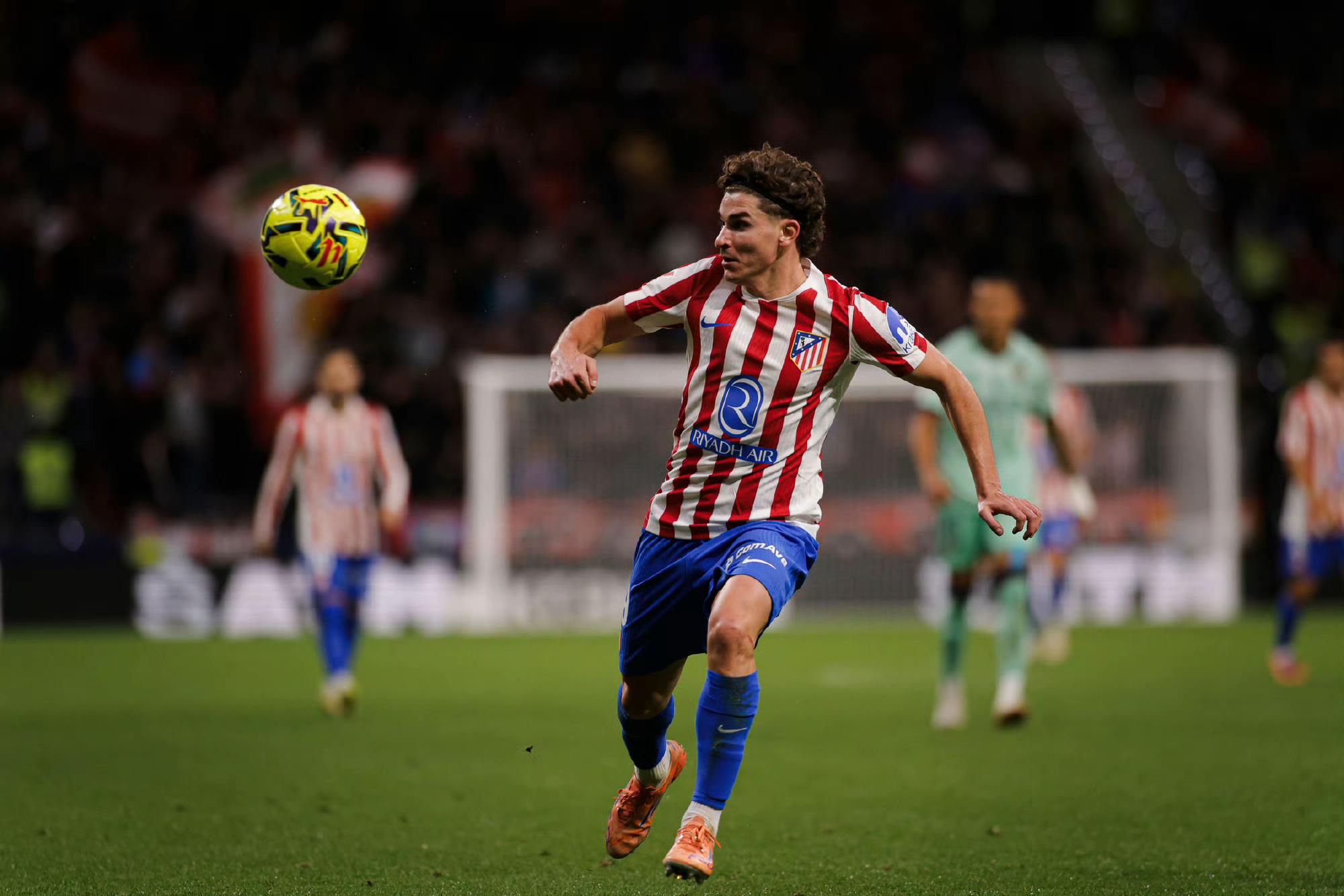 马德里竞技中场球员在比赛中突破对方防线(马德里竞技中场球员在比赛中突破对方防线犯规吗)