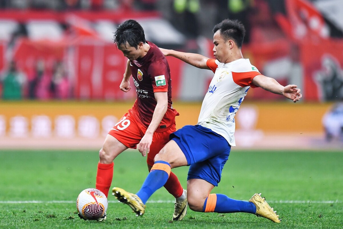 国内足球联赛上演激烈角逐,球员积极备战的是谁