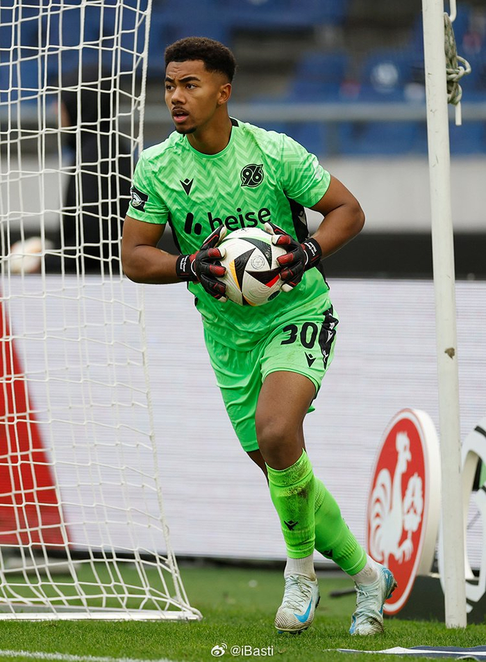 关于柏林赫塔门将表现神勇，全力守护球门的信息