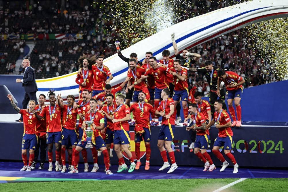 欧洲顶级球队为夺冠展开激烈竞争的简单介绍