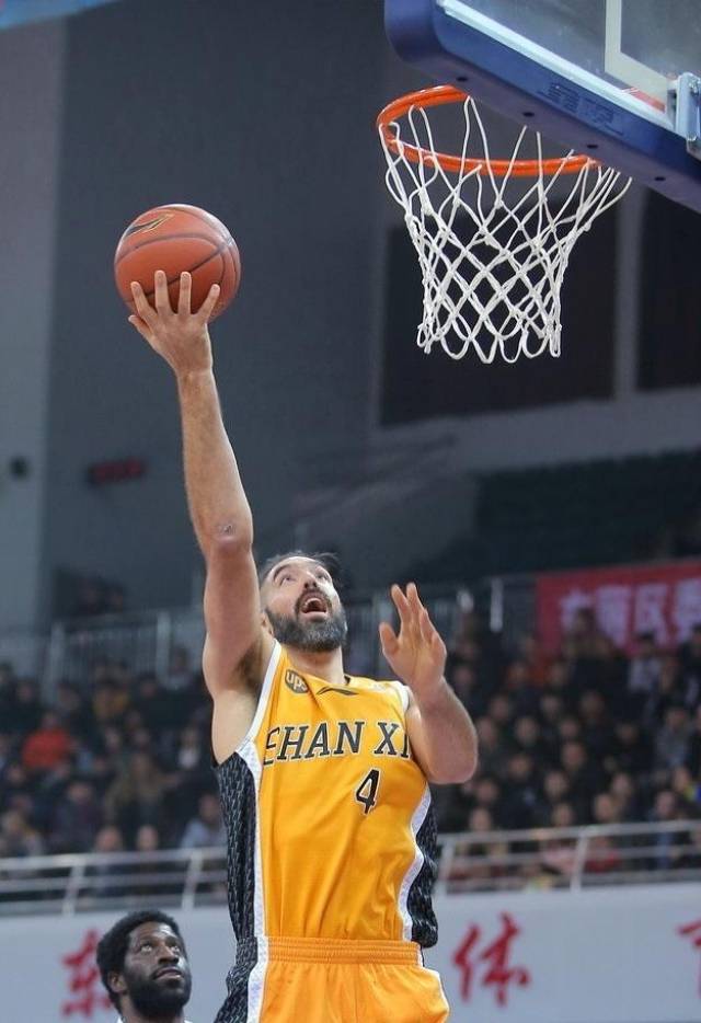 包含岁老将在场下发挥更为显著，助球队走出低谷的词条