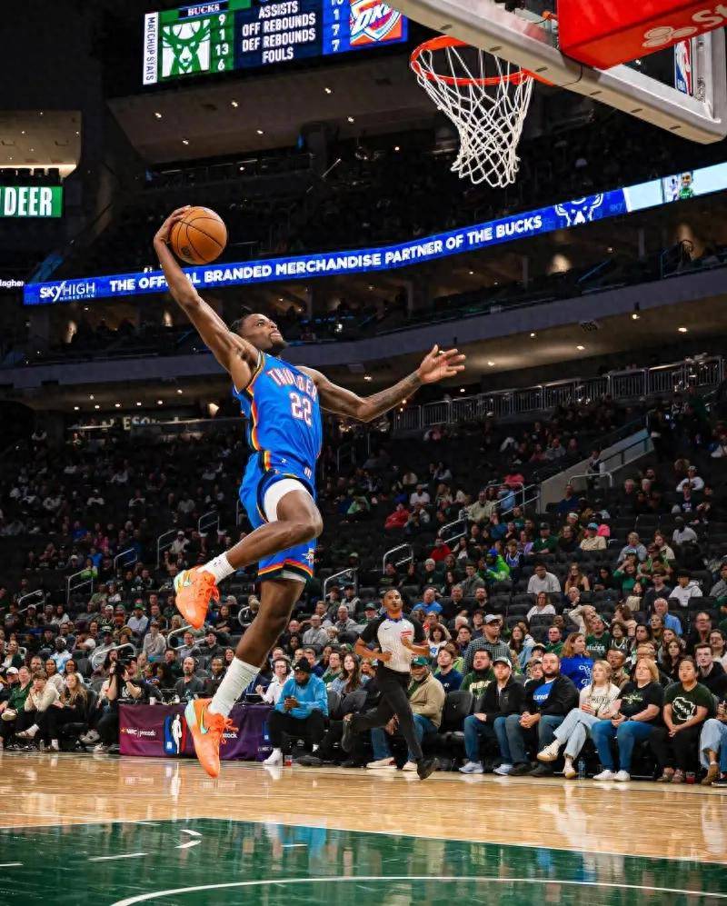 篮球赛场上的精彩瞬间引发球迷关注(篮球赛场上的精彩瞬间引发球迷关注的句子)