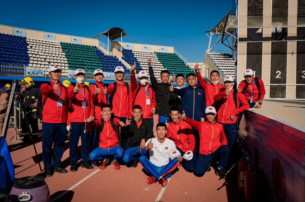 比赛中球员们用实际行动诠释了拼搏精神和团队合作(球员们在赛场上)